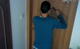 Elinde satırla komşusunun kapısına dayandı