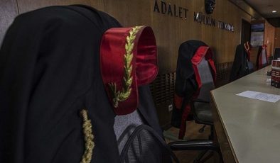 İhraç hakimler ‘devleti aşağılamaktan’ yargılandı