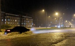 Yurdu, sağanak ve fırtına vurdu: Evleri su bastı, çatılar uçtu