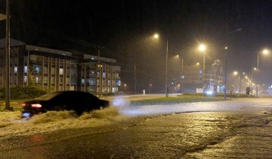 Yurdu, sağanak ve fırtına vurdu: Evleri su bastı, çatılar uçtu