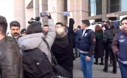 Polisten gazetecilere müdahale: Arkadaşlar burada süpürme olacak