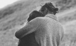 Tanımadığı kıza sarılan sanığa verilen indirim bozuldu