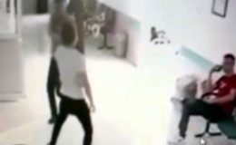 Doktor bıçakla saldırıdan kapıyı kilitleyerek kurtuldu