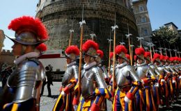 Dünyanın en küçük ordusu İsviçreli Muhafızlar sıra dışı hayatlarıyla dikkat çekiyor