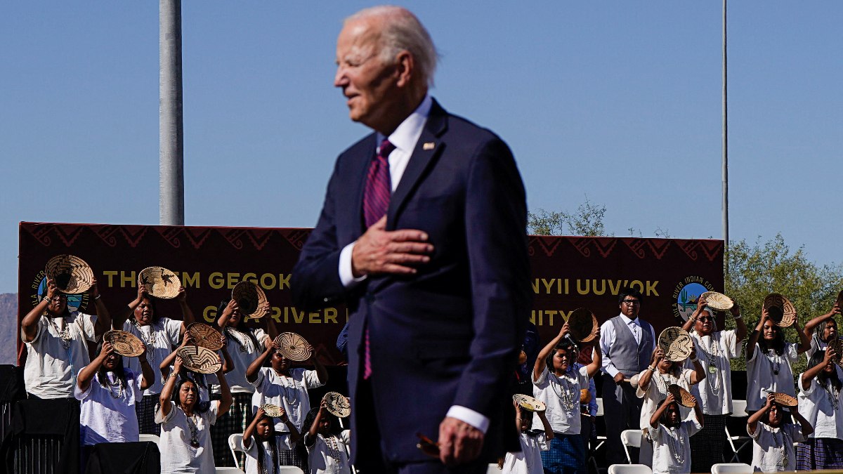 Biden, yerlilerin asimile edilmesinde hükümetin rolü nedeniyle özür diledi