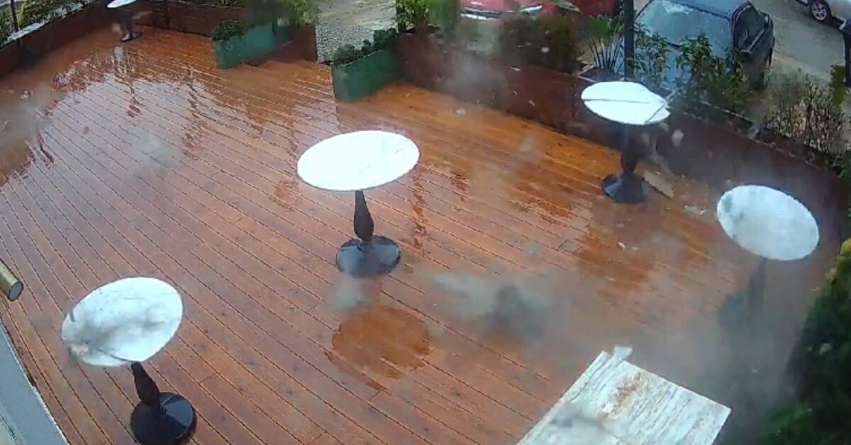 13 katlı binaya yıldırım düştü