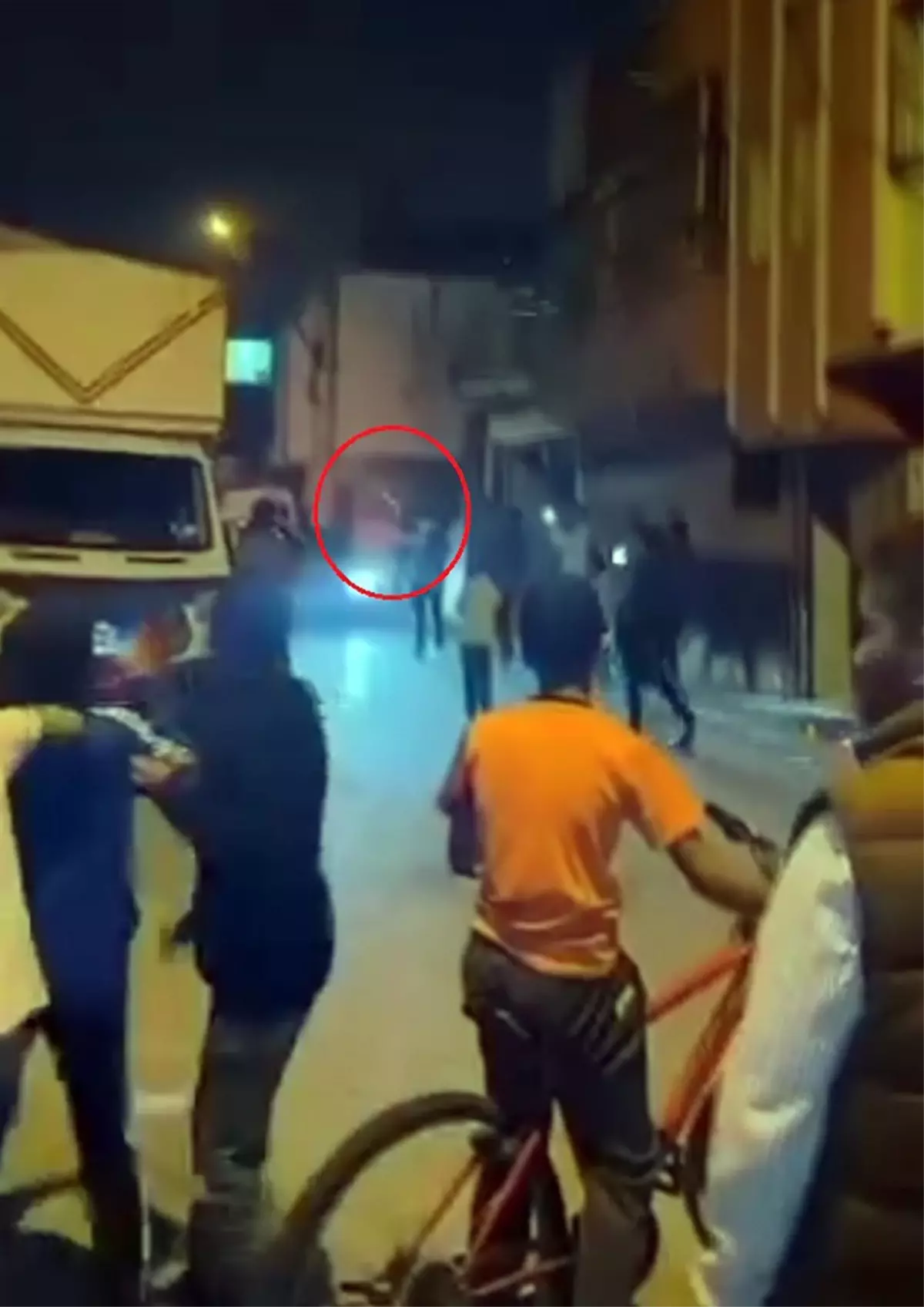 Cezaevinden tahliye olan kişiyi mahallede silahlı kutlama ile karşıladılar