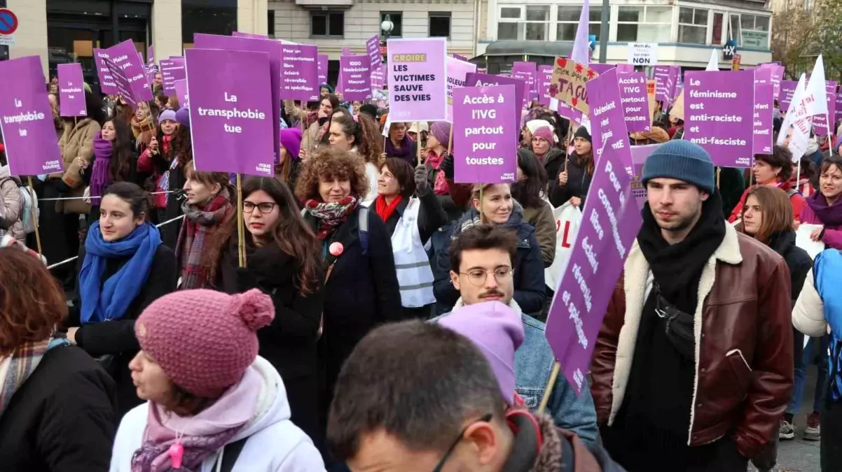 Fransa’da Kadına Yönelik Şiddetle Mücadele Yürüyüşü