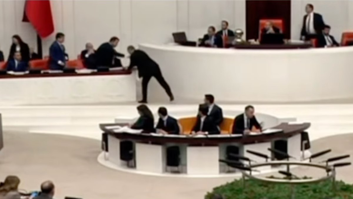 TBMM’de CHP’li vekilin kirli su provokasyonu
