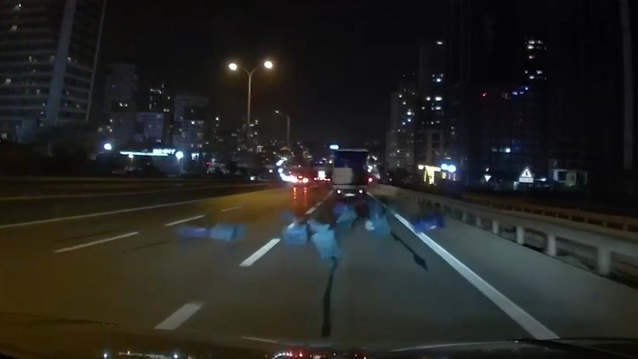 Hareket halindeki kamyonetteki kasalar yola düştü