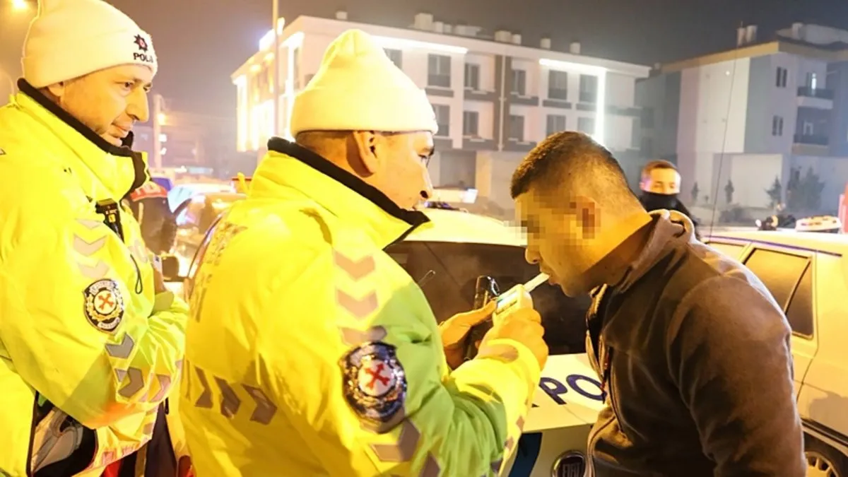 Polis çevirmesinde inanılmaz anlar: Genç adam sözleriyle herkesi güldürdü!