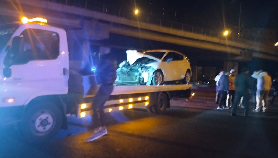 Ümraniye’de otomobil yolcu otobüsüne çarptı: 2 yaralı