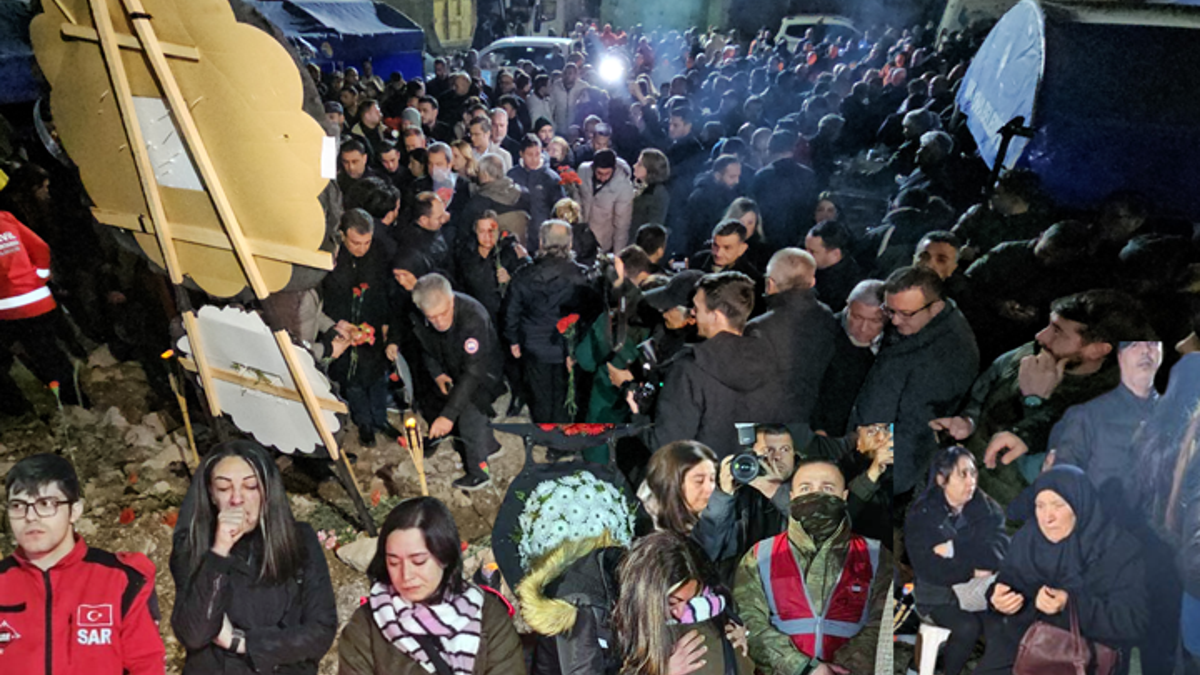 96 kişiye mezar olan Alpargün Apartmanı’nın enkazının kaldırıldığı alanda anma