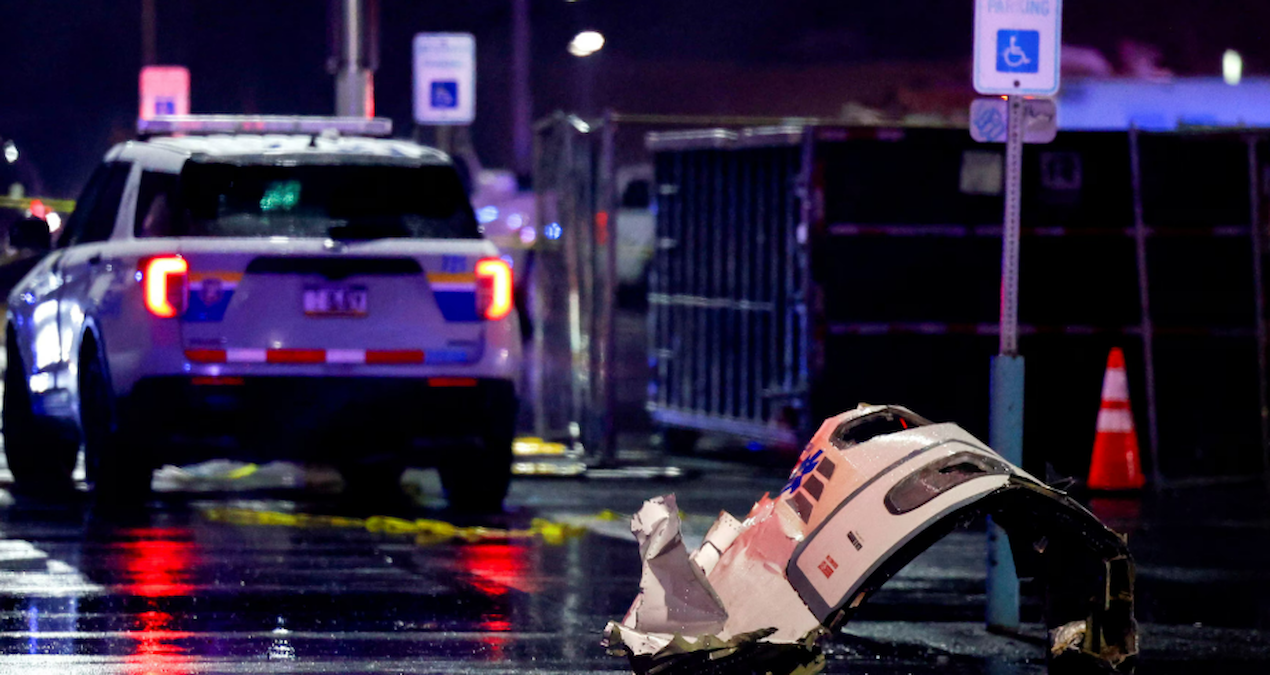 ABD’de düşen ambulans uçak, motorsiklet sürücüsünü de öldürdü