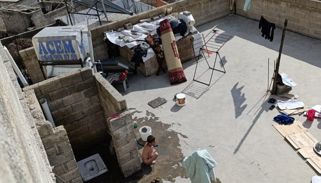 Çocuklarını soğuk suyla yıkayıp hortumla dövdü: Baba tutuklandı