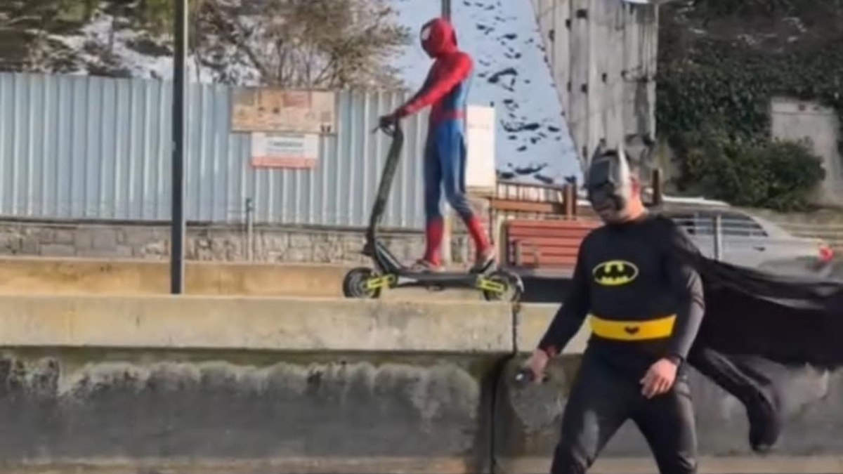 İstanbul Boğazı’nda Batman sörf yaptı: Spider Man skuter kullandı