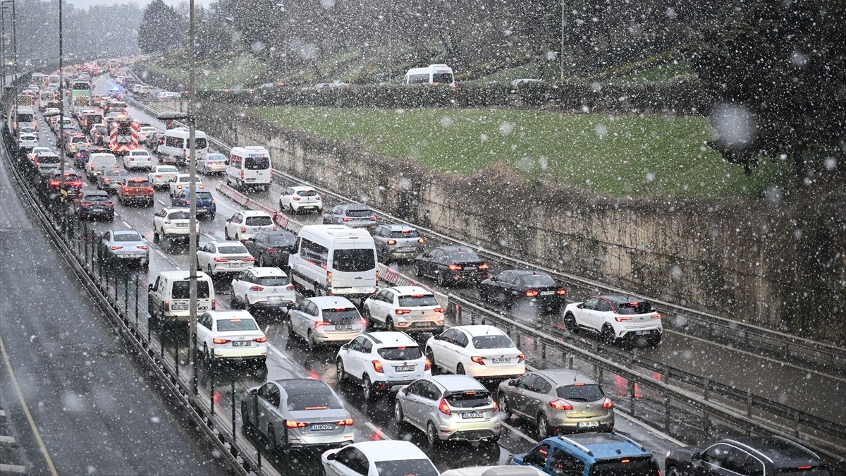İstanbul’da trafik durma noktasına geldi