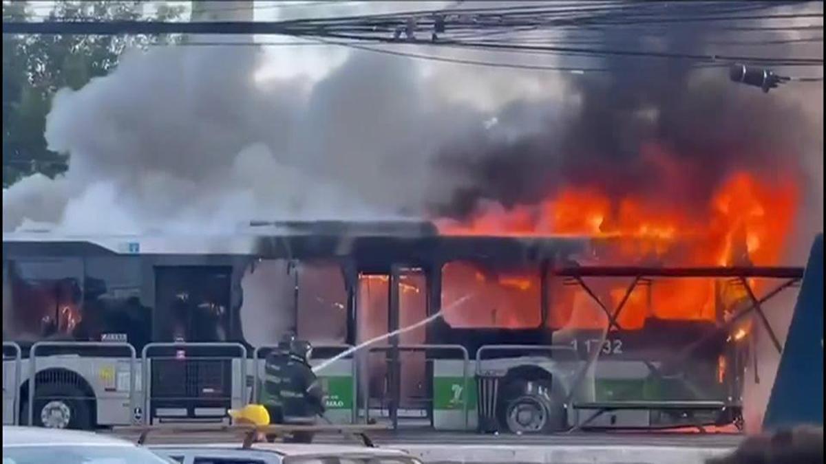 Son Dakika Haberi | Brezilya’da uçak yolda araçların üzerine düştü | Video Haber