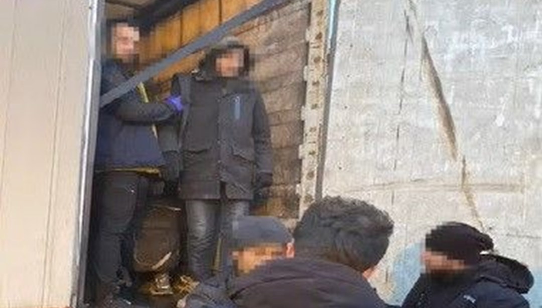 TIR’ın dorsesinden 18 kaçak göçmen çıktı