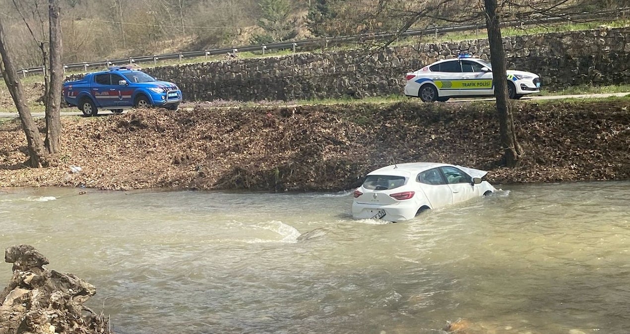 Bursa’da otomobil dereye düştü: 2 yaralı